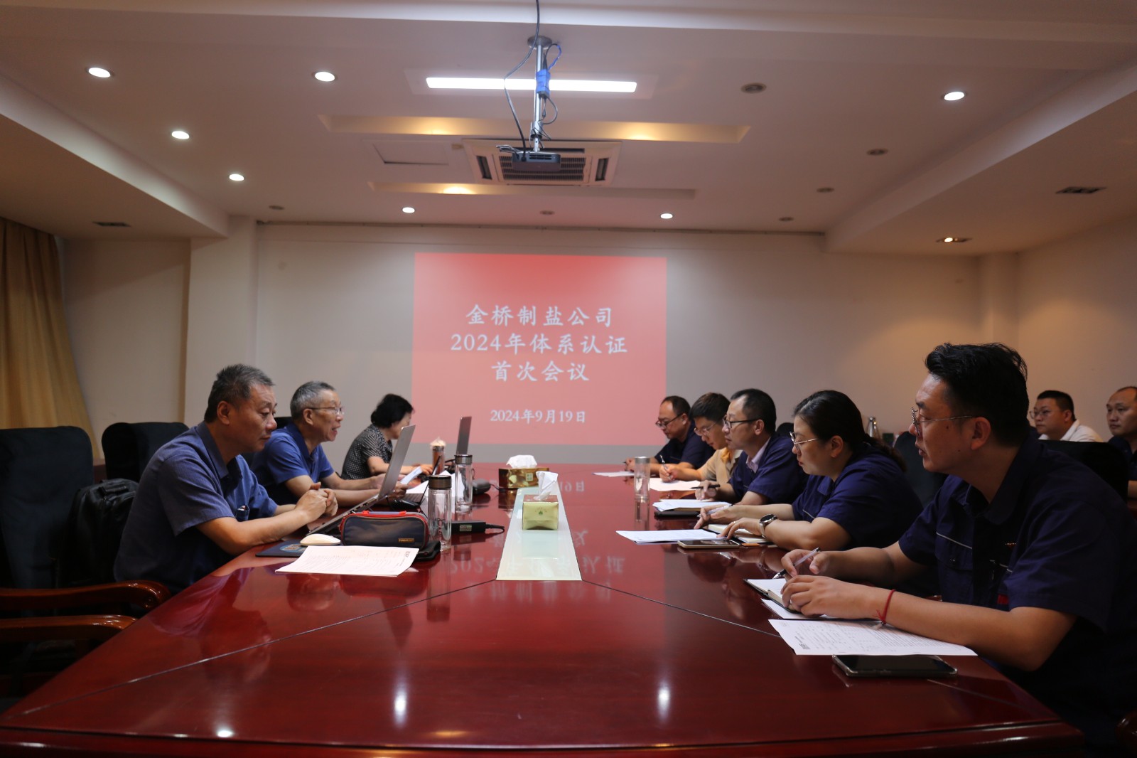 近日，金橋制鹽公司通過北京世標(biāo)認(rèn)證中心審核，給予食品安全管理體系、環(huán)境管理體系和職業(yè)健康安全管理體系認(rèn)證“保持認(rèn)證資格”的監(jiān)督審核結(jié)論，給予質(zhì)量管理體系認(rèn)證“再次注冊(cè)”的再認(rèn)證審核結(jié)論。通過審核，是對(duì)公司精細(xì)化管理成果的檢驗(yàn)，促進(jìn)公司內(nèi)控管理水平持續(xù)提升。（李曉月）