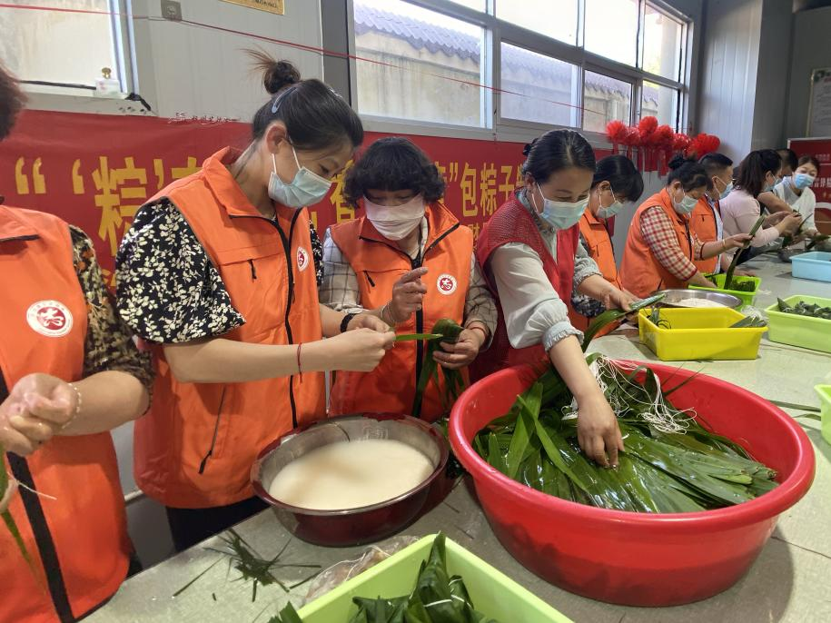 青口供電所黨支部聯(lián)合生產(chǎn)生活服務(wù)中心分會(huì)、黃沙坨社區(qū)，共同舉辦“悠悠艾草香 濃濃端午情”系列活動(dòng)。.png